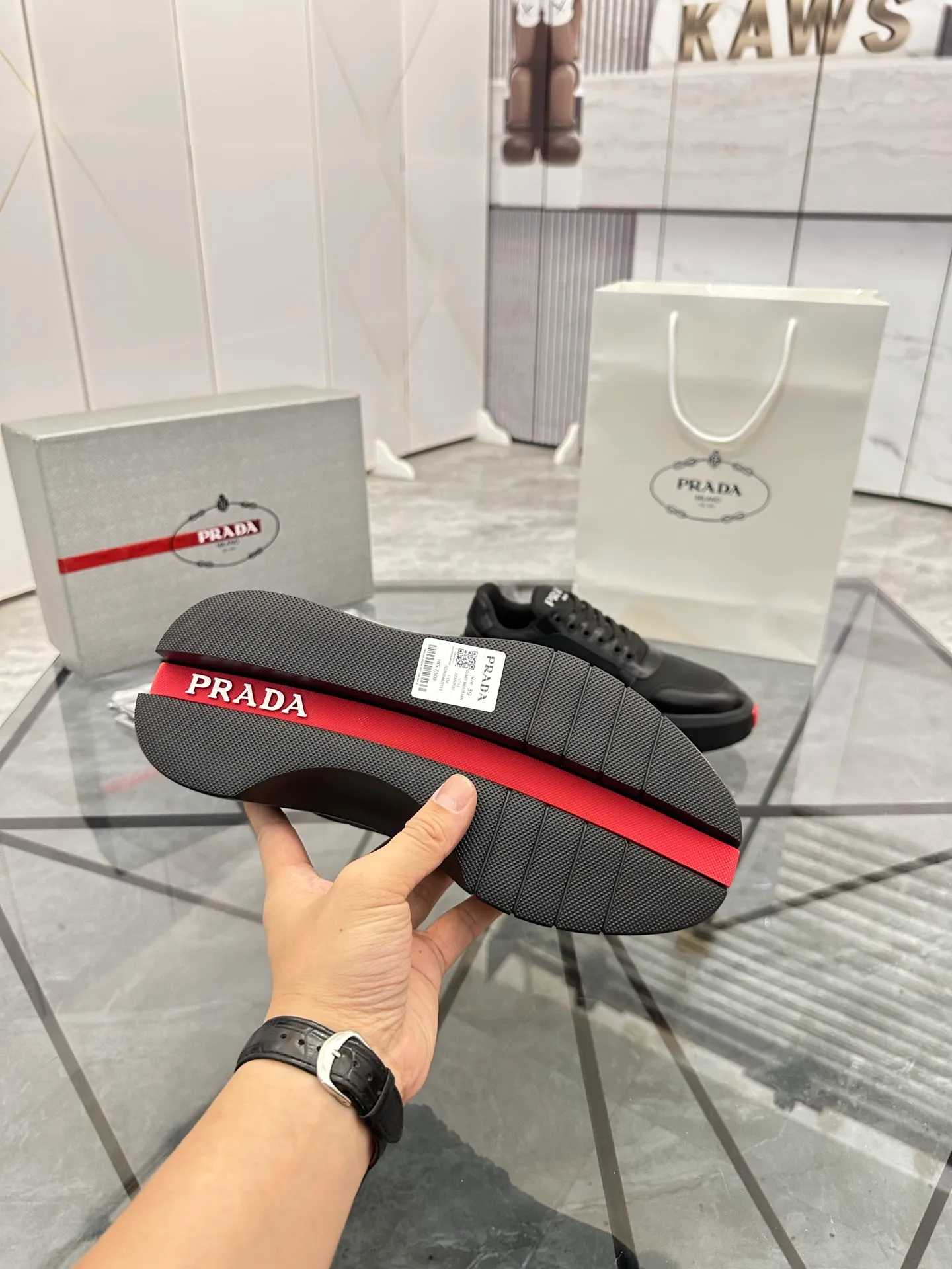 Men's shoes: 💰P620¥ High-end top quality Product trademark: Prada *"Prada*" low-top casual shoes Regular size: 38-45 (can be customized to 46) Product materials: imported first-layer cowhide leather on the upper spliced ​​with original fabric, breathable lining, cowhide foot pads, original ultra-light foam outsole. No.: 001